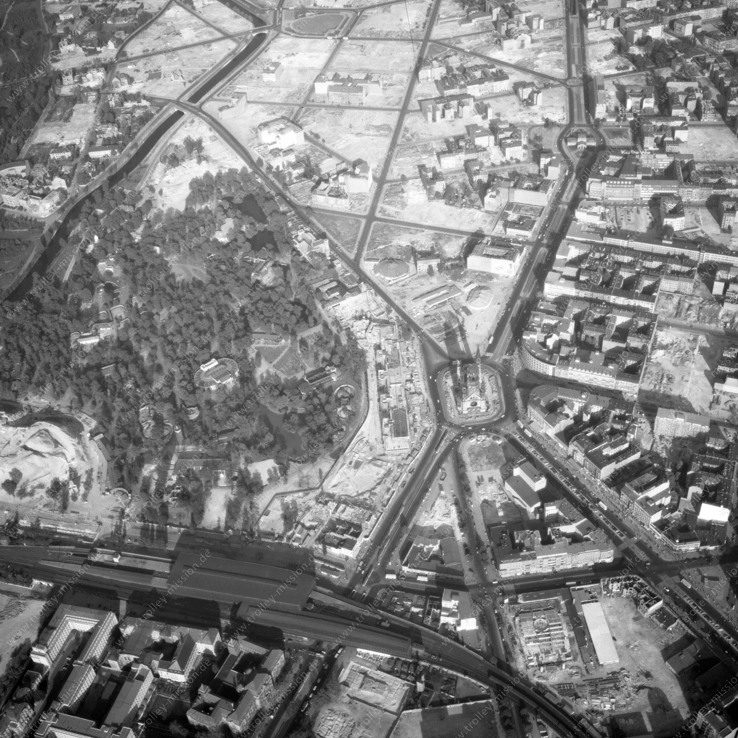 Die fünfte Luftbildserie, die mit „Echo“ bezeichnet ist, beinhaltet 13 einzelne Schrägaufnahmen und beginnt direkt über der Kaiser-Wilhelm-Gedächtniskirche über dem Zoologischen Garten und dem gleichnamigen Bahnhof. Im Hintergrund verläuft die Tauentzienstraße bis zum Wittenbergplatz bzw. die Kleiststraße bis Nollendorfplatz. Im weiteren Verlauf sind die Motzstraße, der Viktoria-Luise-Platz, der Prager Platz und der Bayerischer Platz auszumachen. Später entdecken wir das Bezirksamt bzw. Rathaus Schöneberg sowie den Schöneberger Stadtpark. Die Bildserie endet kurz vor dem ehemaligen Güterbahnhof Wilmersdorf auf Höhe des Bahnhofs Innsbrucker Platz.