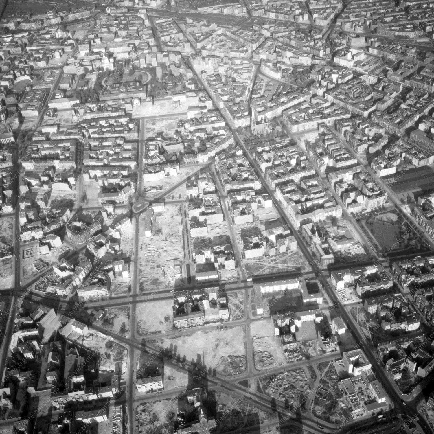 Die sechste Luftbildserie, die mit „Foxtrot“ bezeichnet ist, beinhaltet elf einzelne Schrägaufnahmen und beginnt direkt über dem Kaufhaus des Westens - KaDeWe am Wittenbergplatz. Die Bildserie folgt dem Verlauf der Ansbacher Straße bis zum Viktoria-Luise-Platz. Danach sind u.a. die Apostel-Paulus-Kirche, der Wartburgplatz, das Amtsgericht Schöneberg sowie das Rathaus Schöneberg zu erkennen. Die Bildserie endet fast über dem Gasometer Schöneberg auf Höhe des Berliner Traditionsunternehmens GASAG AG (Städtische Gaswerke AG).