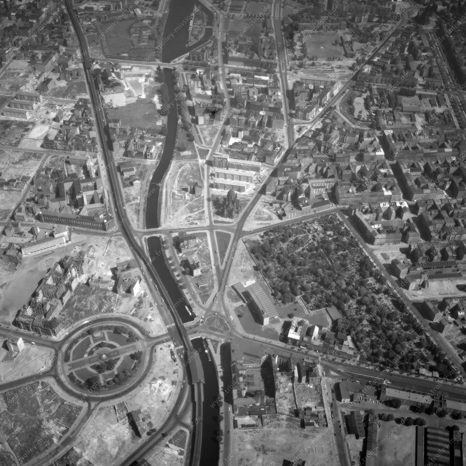 Die zehnte Luftbildserie, die mit „Juliett“ bezeichnet ist, beinhaltet zehn einzelne Schrägaufnahmen und beginnt über der Kochstraße, an deren Ende sich im Jahre 1954 noch die Ruine der Jerusalemskirche befand. Gegenüber, die Lindenstraße kreuzend, lag das alte Reichspatentamt und die alte Reichsdruckerei in der Oranienstraße. Da während des Zweiten Weltkriegs am 3. Februar 1945 der größte Luftangriff auf das Regierungs- und Zeitungsviertel stattgefunden hatte, welches in dieser Bildserie überflogen wird, sind damalige und heutige Gebäude nur sehr schwer wiederzuerkennen. Im weiteren Verlauf des Bildfluges führt die Lindenstraße noch direkt zum Mehringplatz. Diese Straßenführung wurde bereits vor vielen Jahren verändert. Auf der gegenüberliegenden Uferseite ist der Blücherplatz zu sehen, wo sich die damalige „Amerika-Gedenkbibliothek“ befindet, die heute als Zentral- und Landesbibliothek Berlin bekannt ist. Hinter der Bibliothek erstreckt sich damals wie heute der Kirchhof Jerusalem und Neue Kirche I, II und III (Friedhof). Später sind an der Spitze der Gneisenaustraße die Neue Evangelische Garnisonskirche, die heute als „Kirche am Südstern“ bezeichnet wird, sowie die Friedhöfe Werderscher Kirchhof, Kirchhof Luisenstadt und Friedrichswerderscher Friedhof auszumachen. Die Bildserie endet über der alten Kaserne am Columbiadamm auf Höhe des Flughafens Tempelhof.