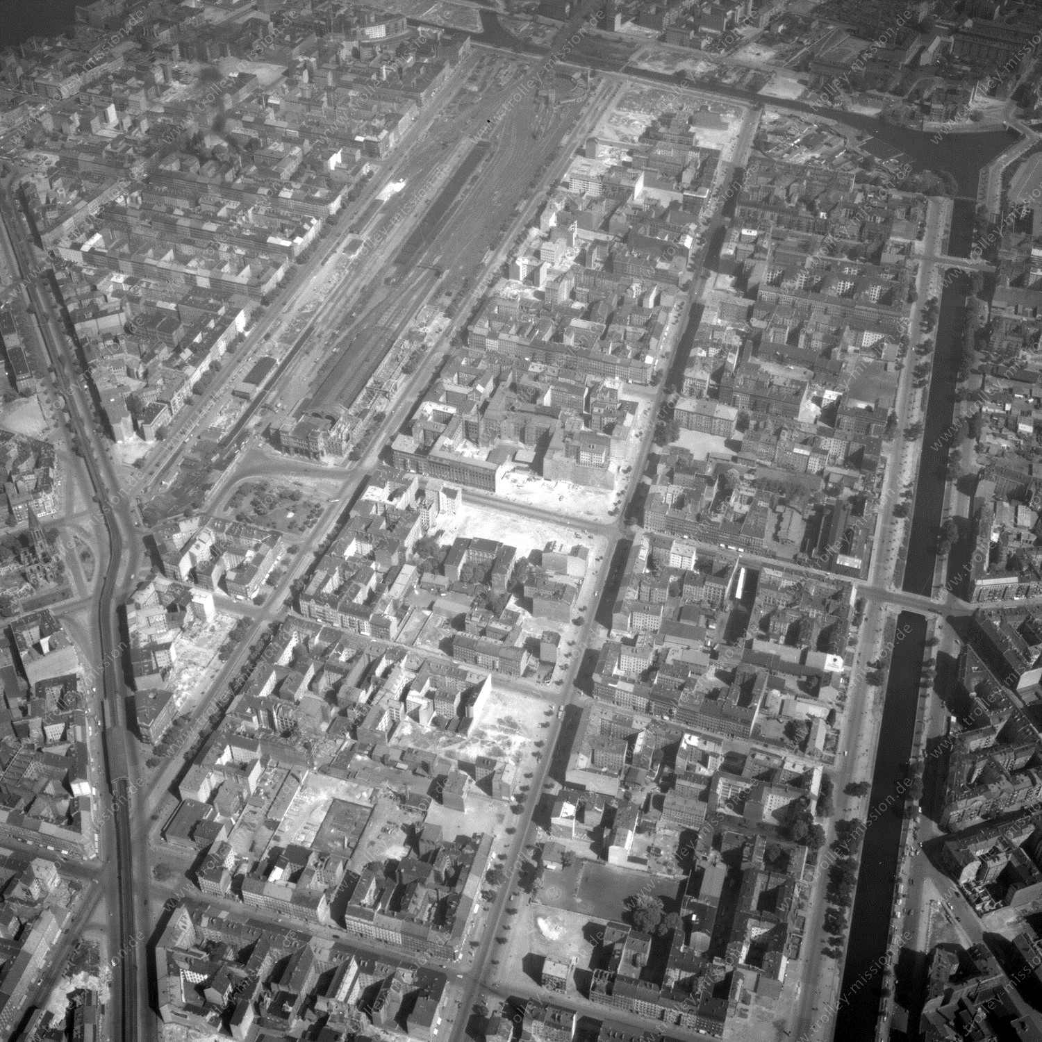 Die 13. Luftbildserie, die mit „Mike“ bezeichnet ist, beinhaltet elf einzelne Schrägaufnahmen und beginnt über der Schillingbrücke an der Spree, wobei auf dem nordöstlichen Ufer der ehemalige Schlesische Bahnhof (Ostbahnhof) und auf dem südwestlichen Ufer der Engeldamm bzw. der Bethaniendamm zu sehen sind. Im Hintergrund auf dem nordöstlichen Ufer der Spree erstrecken sich zudem die ausgedehnten Gleisanlagen der Ostbahn. Im weiteren Verlauf tauchen u.a. die Sankt Thomas-Kirche am Mariannenplatz, das alte Bethanien-Krankenhaus, die Emmaus-Kirche am Lausitzer Platz sowie die ausgedehnten Gleisanlagen des alten Görlitzer Bahnhofes auf. Später wird der Landwehrkanal auf Höhe des Paul-Lincke-Ufers und des Maybachufers überflogen; anschließend sind der Reuterplatz mit der Sankt Christophorus-Kirche und die Sonnenallee sowie Karl-Marx-Straße auszumachen. Die Bildserie endet über dem Sankt Jakobi-Friedhof östlich der Hermannstraße über dem Stadtgebiet Neukölln.