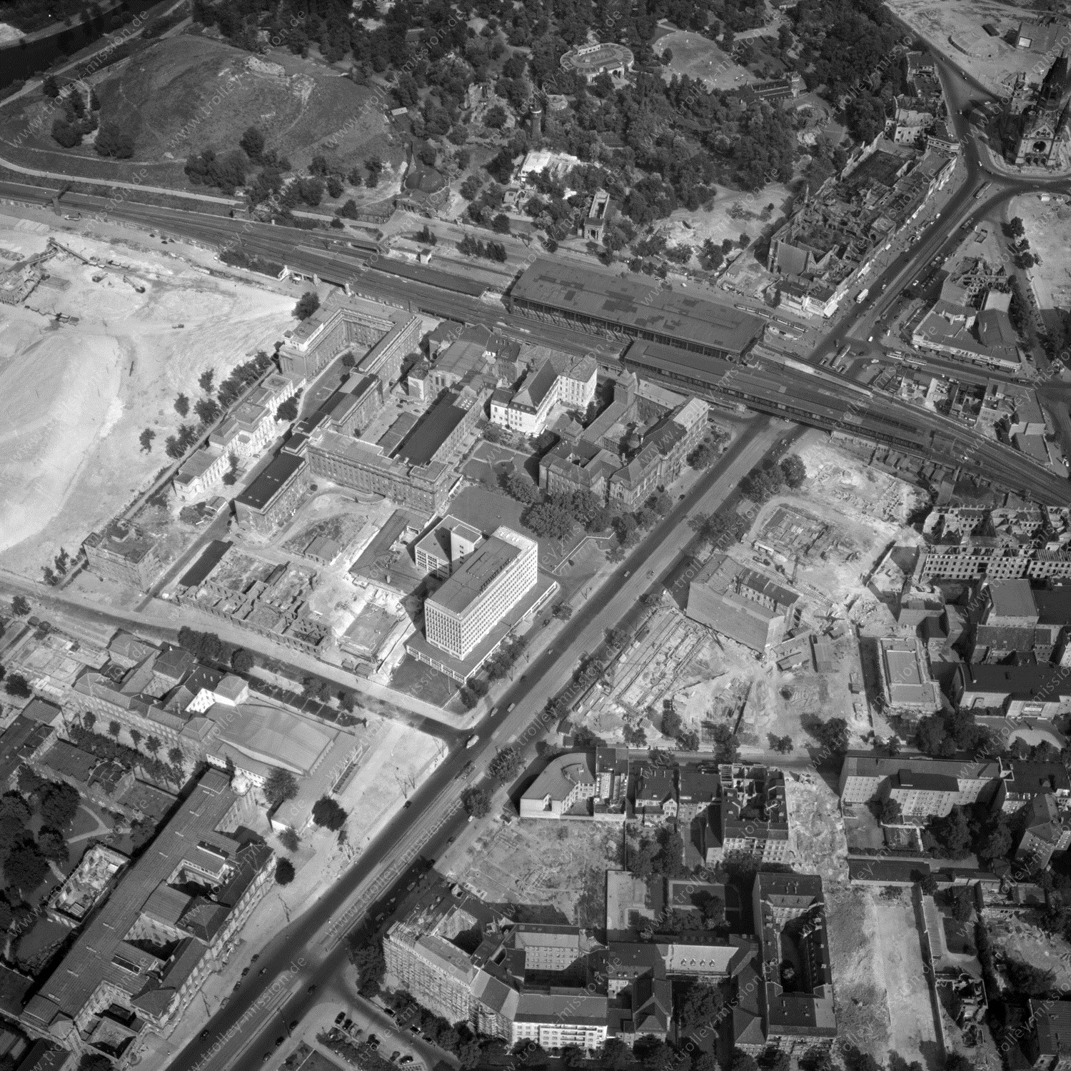 Die 21. Luftbildserie, die mit „Uniform“ bezeichnet ist, beinhaltet neun einzelne Schrägaufnahmen und beginnt auf Höhe der Straßenkreuzungen zwischen Turmstraße und Waldstraße bzw. Beusselstraße, wobei auf dem ersten Bild die Sankt Paulus-Kirche und die Markthalle („Arminiusmarkthalle“) zu sehen sind. Es folgen der Otto-Platz und die Allee Alt-Moabit bis zur Gotzkowskybrücke an der Spree. Zu sehen sind dort u.a. die Erlöserkirche der evangelischen Kirchengemeinde Tiergarten am Wikingerufer, der Sportplatz an der Wullenweberstraße, später das Charlottenburger Tor, der Landwehrkanal und die S-Bahn-Station Tiergarten. Die Bildserie endet auf Höhe des Bahnhofs Zoologischer Garten am Hardenbergplatz, über der Kaiser-Wilhelm-Gedächtnis-Kirche, wobei noch die alte Synagoge, die heutige jüdische Volkshochschule, in der Fasanenstraße auszumachen ist.