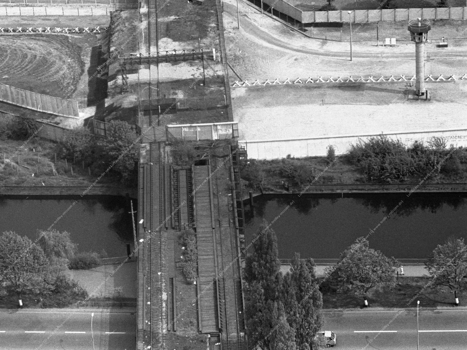 Luftbild der alten Eisenbahnbrücke (Görlitzer Brücke) über den Landwehrkanal zwischen dem Görlitzer Ufer in Berlin-Kreuzberg und dem Wiesenufer in Berlin-Treptow