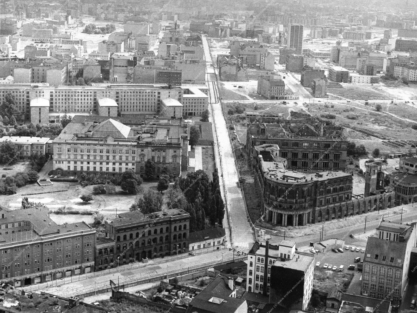 Luftaufnahme Martin-Gropius-Bau in der Niederkirchnerstraße quer zur Stresemannstraße in Berlin